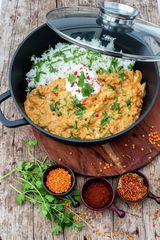 Servierpfanne Alucast mit Glasdeckel, gefüllt mit Reis und Curry, von oben fotografiert.