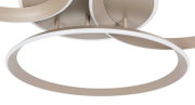Moderne led-plafondlamp met meerdere in elkaar verweven ringen, gezien vanuit een zijdelingse hoek.