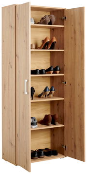XL-Schuhschrank aus Holz mit geöffneter Tür, zeigt mehrere Regalböden mit verschiedenen Schuhen, Perspektive von vorne links.