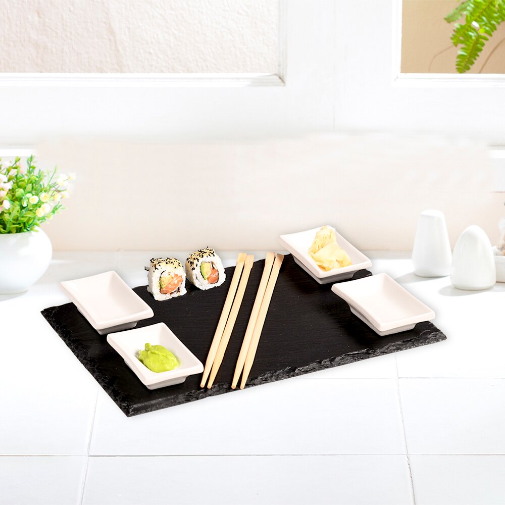 Kesper 2 Schieferplatten Set m. 4 Dipschalen Schieferplatte mit zwei Dipschalen, Sushi und Essstäbchen, von oben fotografiert.