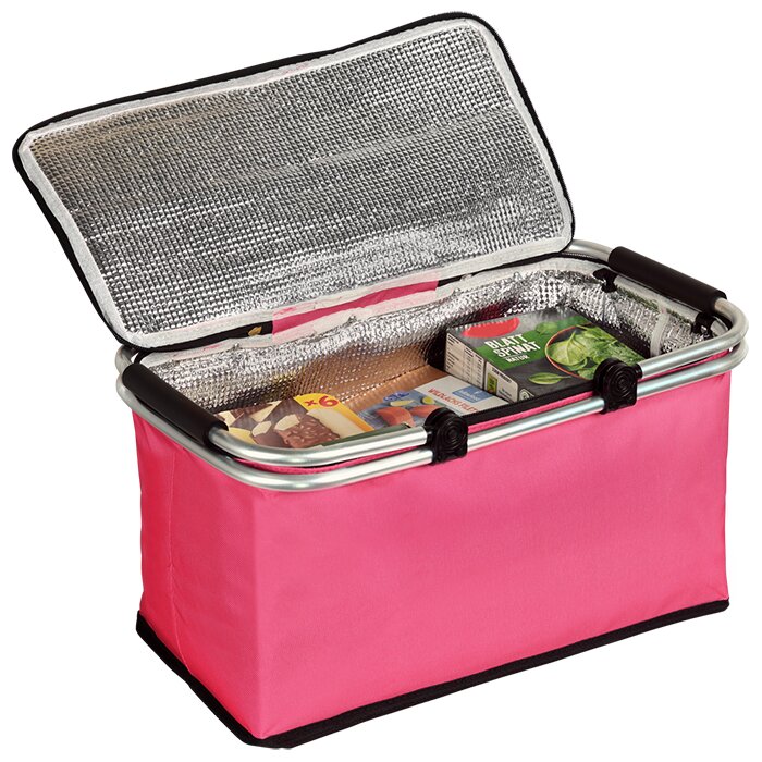 Roze geïsoleerde koelmand met aluminium frame en open deksel met zilverkleurige thermovoering, gevuld met boodschappen schuin van voren bovenaanzicht
