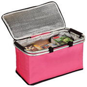 Roze geïsoleerde koelmand met aluminium frame en open deksel met zilverkleurige thermovoering, gevuld met boodschappen; schuin van voren bovenaanzicht