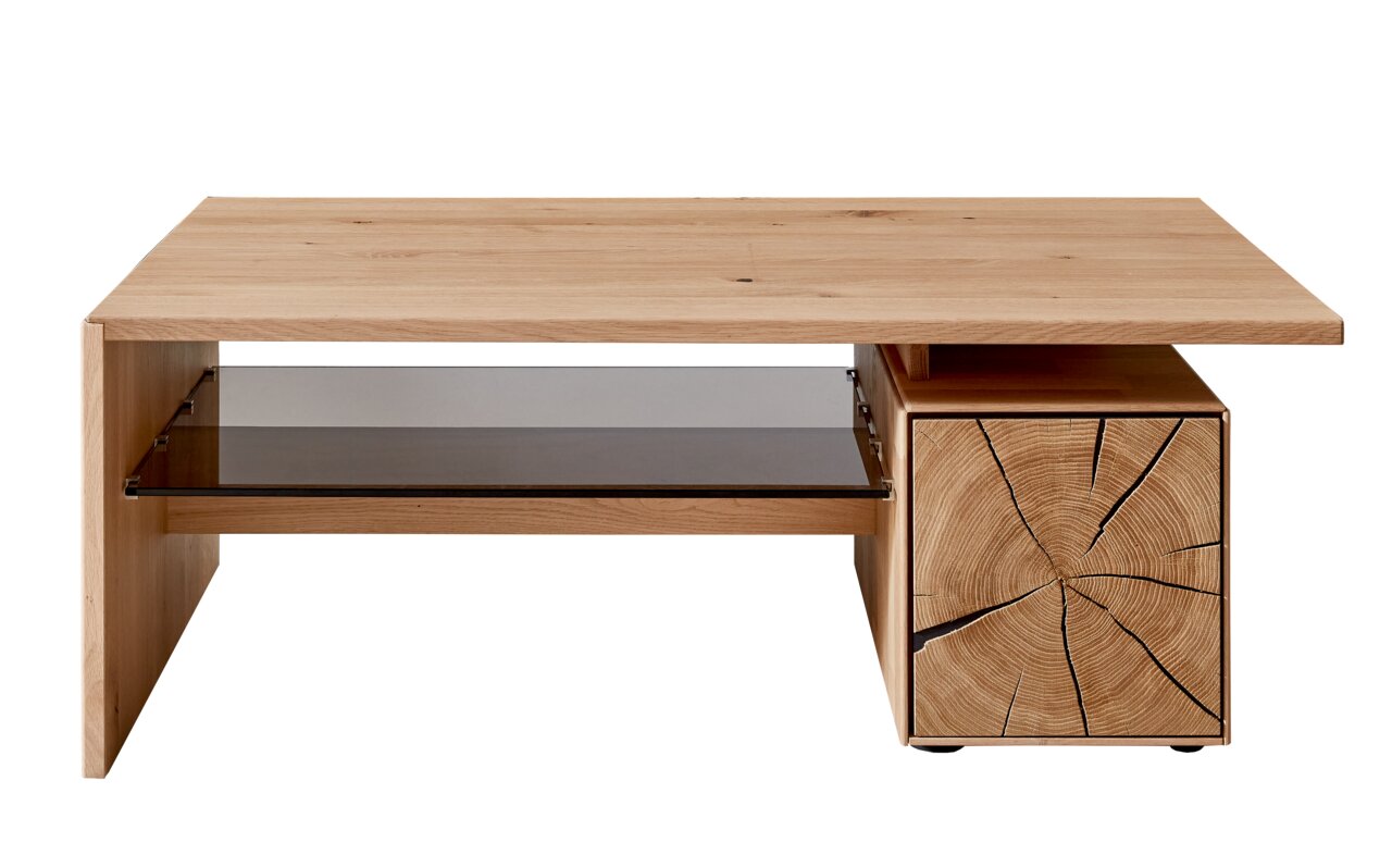 Moderne houten salontafel met glazen blad en een uniek ontwerp in de vorm van een boomstam aan de zijkant, gezien van voren.
