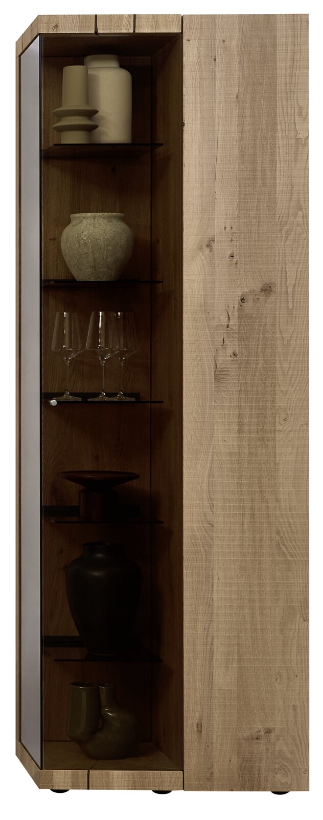 Holzvitrine mit Glaseinsätzen, seitliche Perspektive, dekoriert mit Vasen und Gläsern.