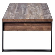 Moderner Couchtisch mit Holzoptik und Metallrahmen, Frontalansicht