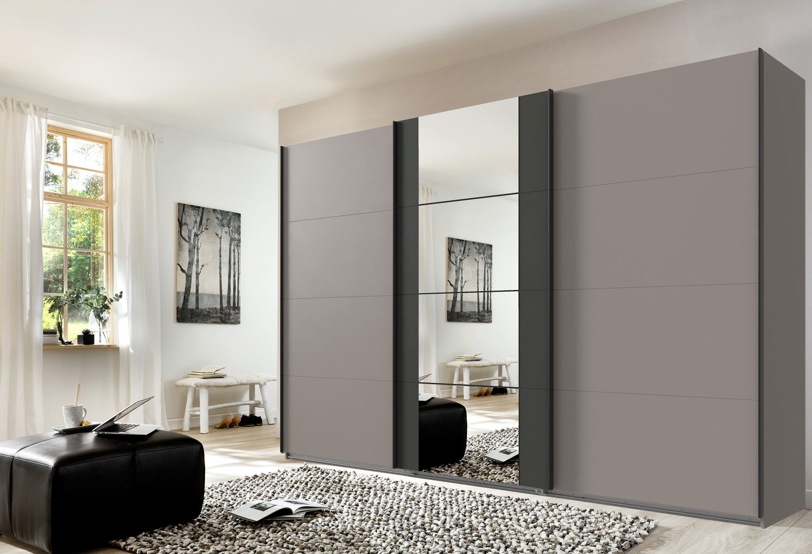 Moderner dreitüriger Schwebetürenschrank mit Spiegel in einem hellen Raum, seitliche Perspektive.