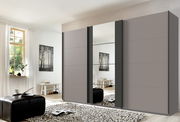 Moderner dreitüriger Schwebetürenschrank mit Spiegel in einem hellen Raum, seitliche Perspektive.