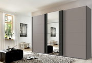 Moderner dreitüriger Schwebetürenschrank mit Spiegel in einem hellen Raum, seitliche Perspektive.
