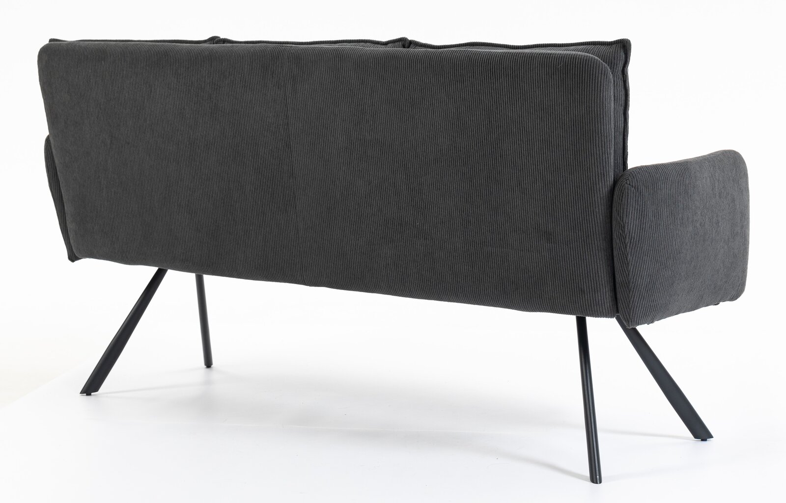 Rückansicht einer modernen, dreisitzigen Bank mit schwarzem Stoffbezug und schrägen Metallbeinen.