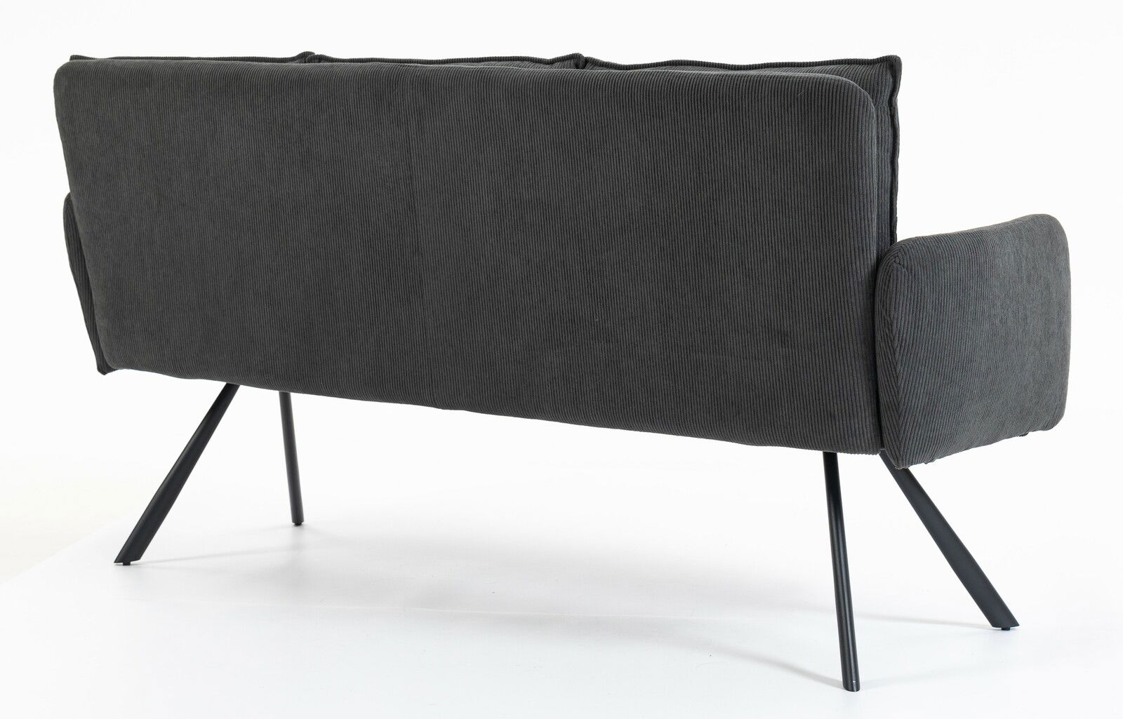 Rückansicht einer modernen, dreisitzigen Bank mit schwarzem Stoffbezug und schrägen Metallbeinen.