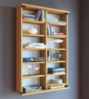 Hohes, zweigeteiltes Bücherregal aus hellem Holz mit mehreren Einlegeböden, dekoriert mit Büchern und Deko-Objekten, in leichter Schrägansicht von vorne (3/4-Perspektive).