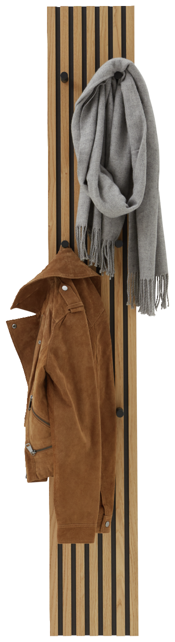 Holz-Paneel-Leiste mit schwarzen Streifen, frontal betrachtet, mit einer braunen Jacke und einem grauen Schal aufgehängt.