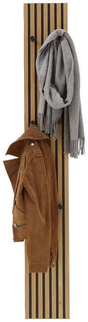 Holz-Paneel-Leiste mit schwarzen Streifen, frontal betrachtet, mit einer braunen Jacke und einem grauen Schal aufgehängt.