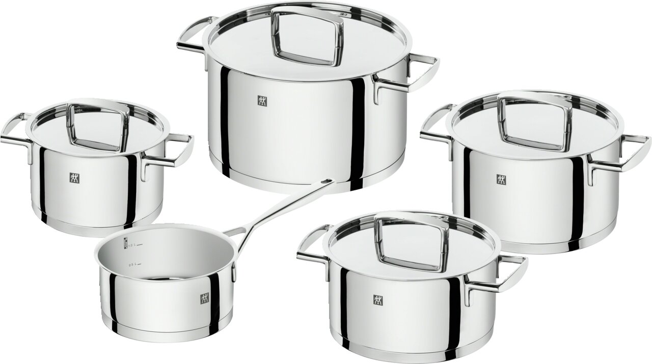 Fünfteiliges Topfset aus Edelstahl, bestehend aus vier Töpfen mit Deckeln und einem Stieltopf, in einer schrägen Draufsicht.