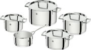 Fünfteiliges Topfset aus Edelstahl, bestehend aus vier Töpfen mit Deckeln und einem Stieltopf, in einer schrägen Draufsicht.