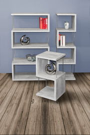 Modernes Standregal-Set aus grauem Holz mit Metallstangen, bestehend aus drei Regalen in verschiedenen Größen, frontal und seitlich betrachtet, auf Holzboden vor blauer Wand.