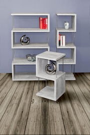 Modernes Standregal-Set aus grauem Holz mit Metallstangen, bestehend aus drei Regalen in verschiedenen Größen, frontal und seitlich betrachtet, auf Holzboden vor blauer Wand.