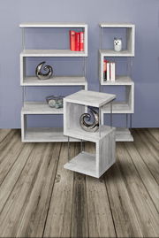 Modernes Standregal-Set aus grauem Holz mit Metallstangen, bestehend aus drei Regalen in verschiedenen Größen, frontal und seitlich betrachtet, auf Holzboden vor blauer Wand.