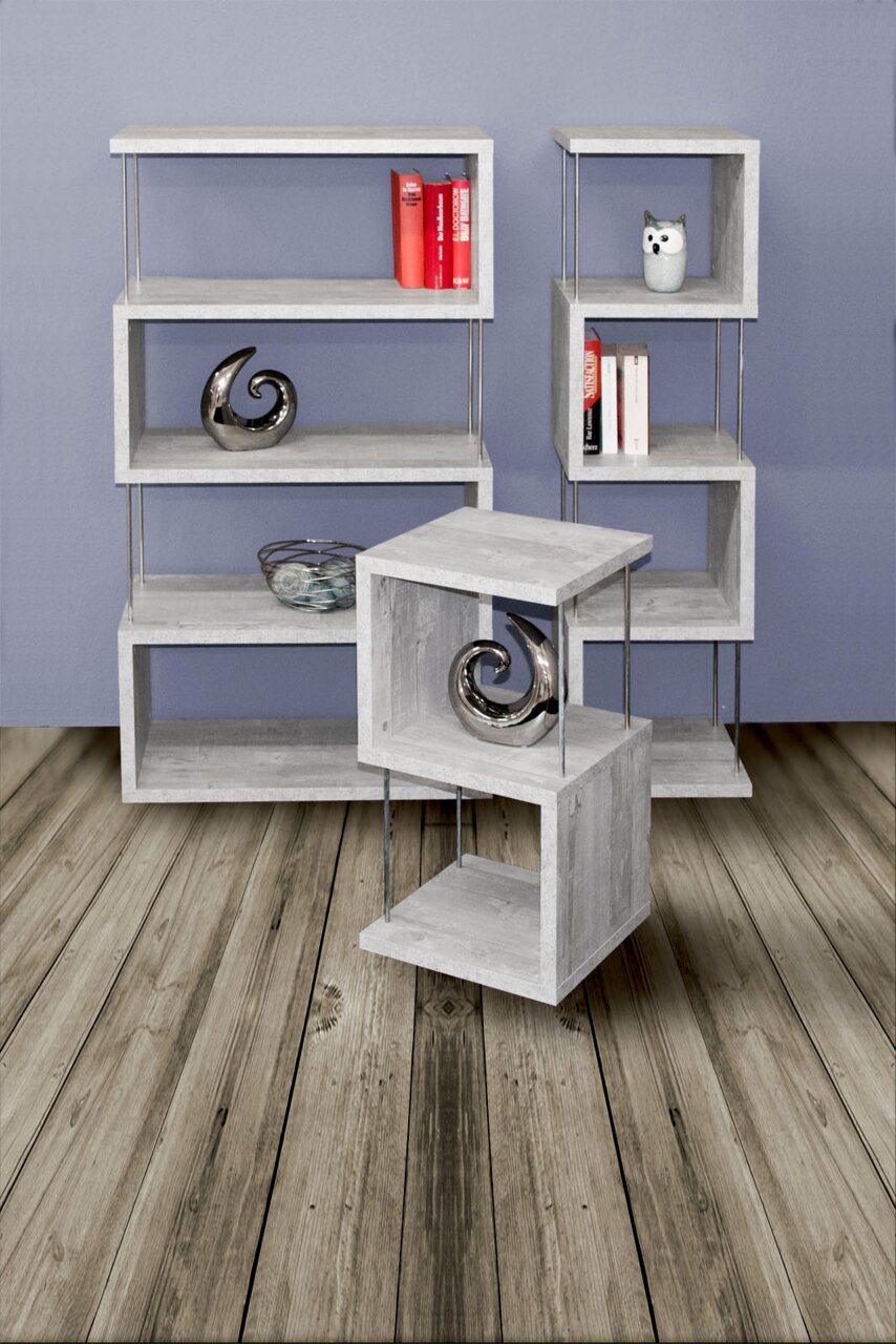 Modernes Standregal-Set aus grauem Holz mit Metallstangen, bestehend aus drei Regalen in verschiedenen Größen, frontal und seitlich betrachtet, auf Holzboden vor blauer Wand.