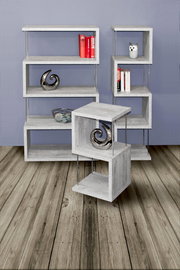 Modernes Standregal-Set aus grauem Holz mit Metallstangen, bestehend aus drei Regalen in verschiedenen Größen, frontal und seitlich betrachtet, auf Holzboden vor blauer Wand.