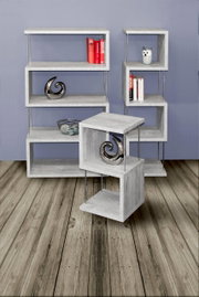 Modernes Standregal-Set aus grauem Holz mit Metallstangen, bestehend aus drei Regalen in verschiedenen Größen, frontal und seitlich betrachtet, auf Holzboden vor blauer Wand.