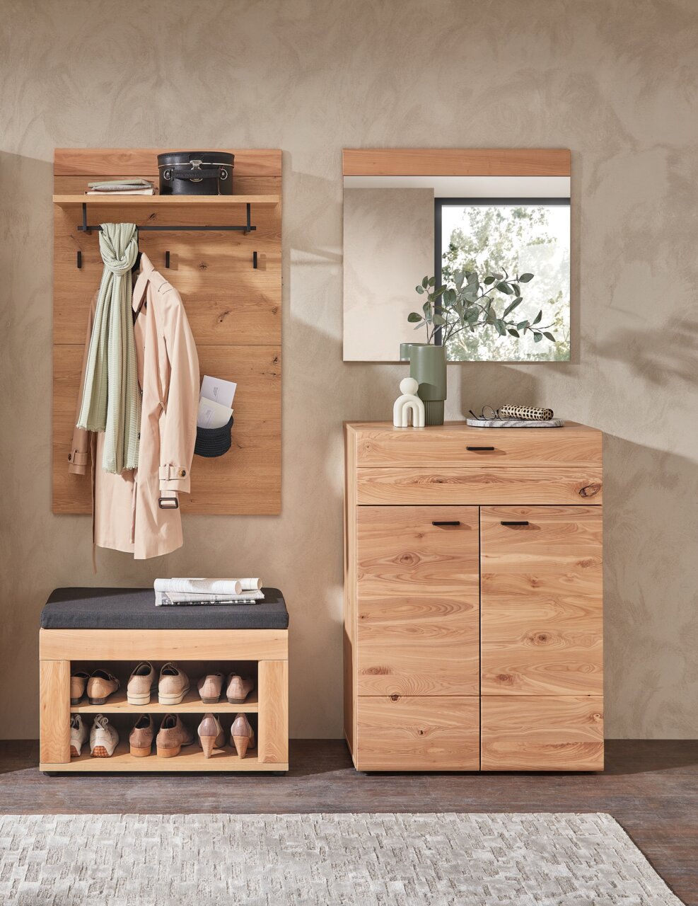 Linea Natura Garderobenkombination-Set MALAGA Garderobenkombination aus Holz mit Spiegel, Schuhbank und Hakenleiste, frontal fotografiert.