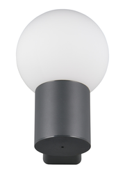 Moderne Außenwandleuchte mit kugelförmigem, weißem Lampenschirm und zylindrischem, dunklem Sockel, frontal abgebildet.