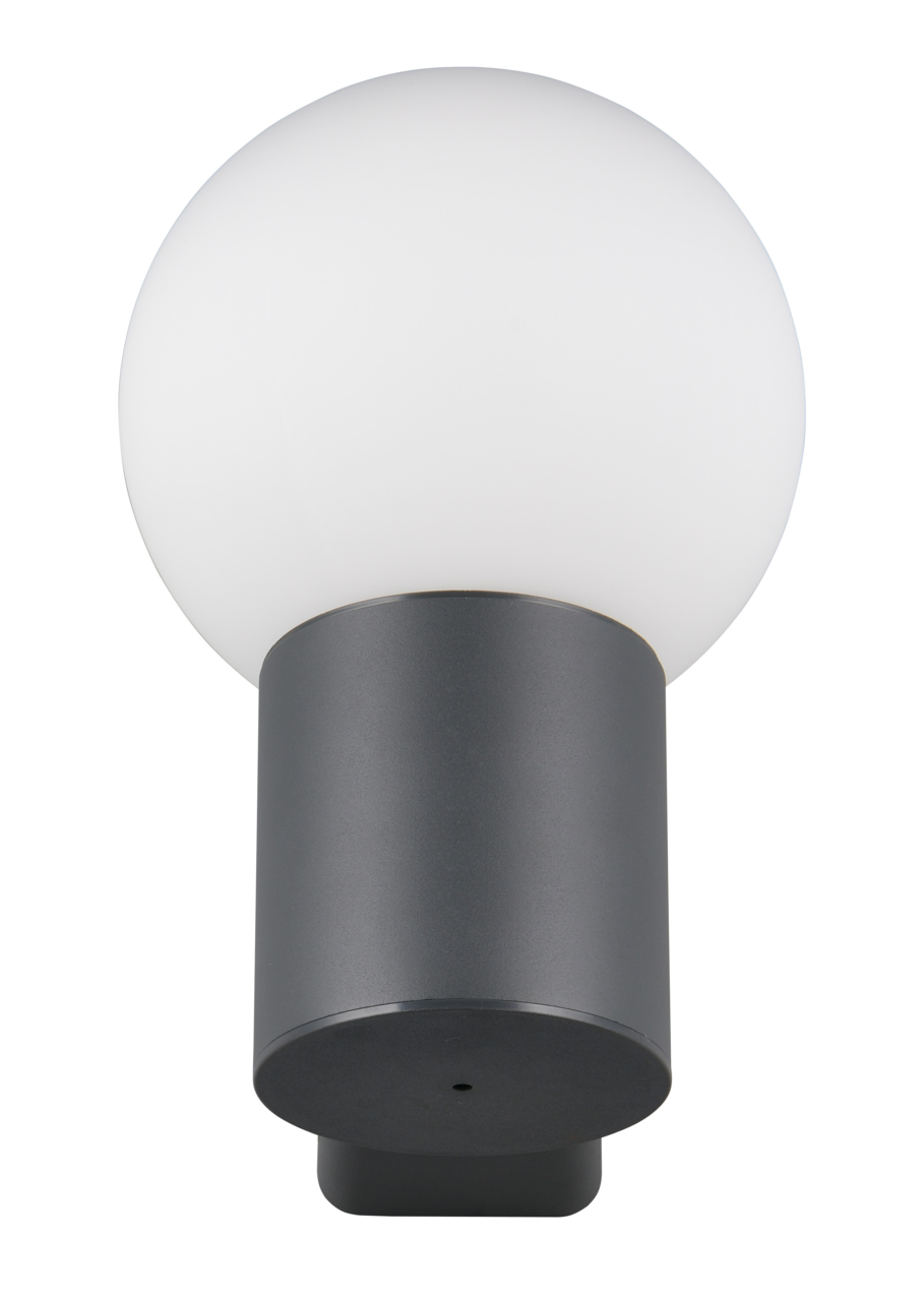 Moderne Außenwandleuchte mit kugelförmigem, weißem Lampenschirm und zylindrischem, dunklem Sockel, frontal abgebildet.
