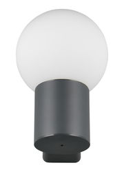 Moderne Außenwandleuchte mit kugelförmigem, weißem Lampenschirm und zylindrischem, dunklem Sockel, frontal abgebildet.