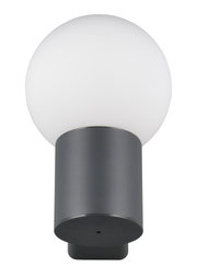 Moderne buitenwandlamp met een bolvormige, witte lampenkap en een cilindrische, donkere voet, afgebeeld van voren.