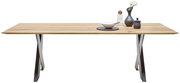 Moderner Esstisch aus Holz mit Metallbeinen, dekoriert mit Geschirr und Vasen, seitliche Perspektive.