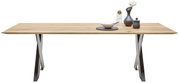 Moderner Esstisch aus Holz mit Metallbeinen, dekoriert mit Geschirr und Vasen, seitliche Perspektive.
