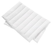 Weiße, gesteppt wirkende Bettdecke in Draufsicht, leicht gefaltet, für das Vegan Dream Solobett 135x200.