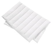 Weiße, gesteppt wirkende Bettdecke in Draufsicht, leicht gefaltet, für das Vegan Dream Solobett 135x200.