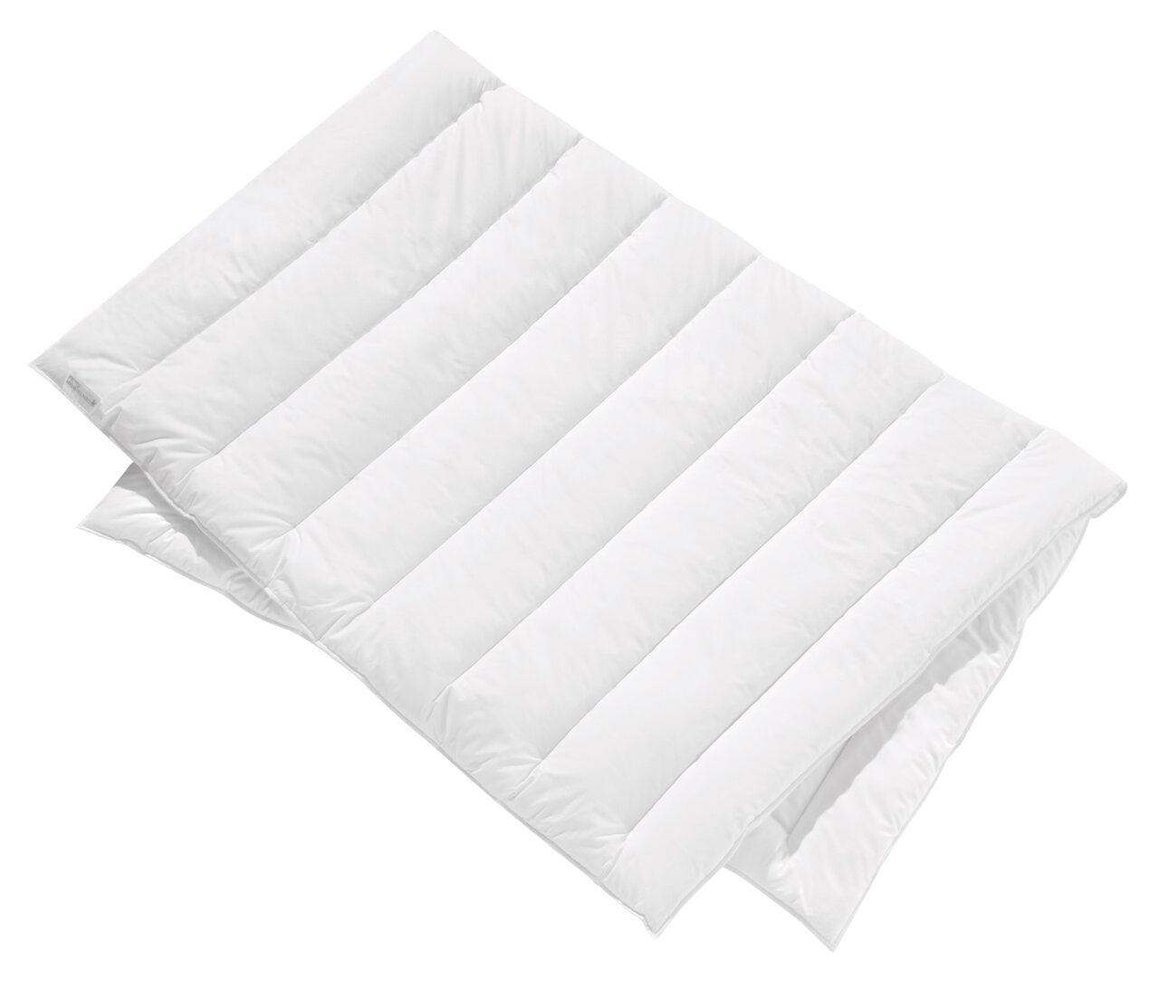 Weiße, gesteppt wirkende Bettdecke in Draufsicht, leicht gefaltet, für das Vegan Dream Solobett 135x200.