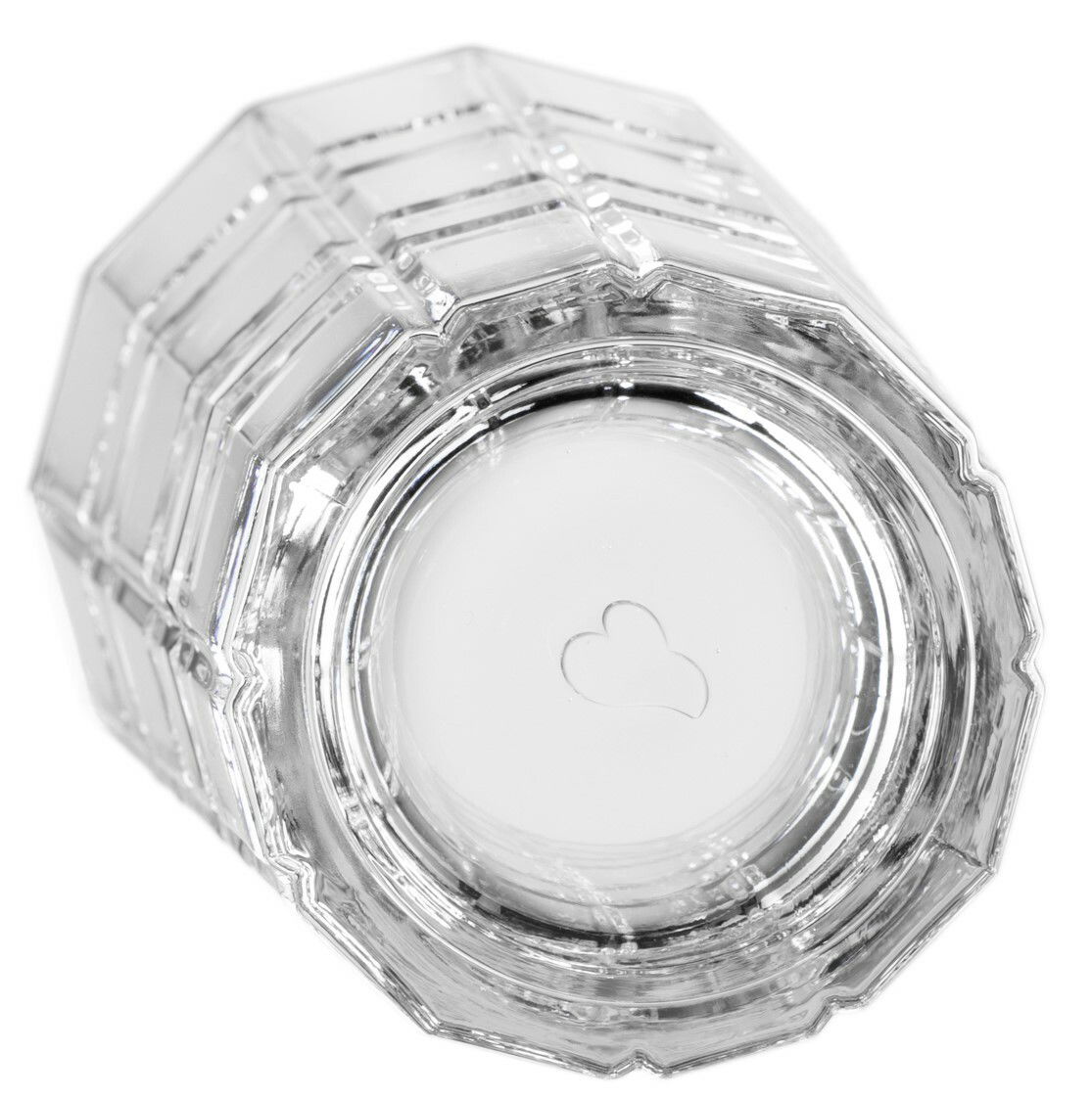 Perspektive von unten auf ein Longdrinkglas SPIRITII 400ml mit Herzmotiv am Boden.