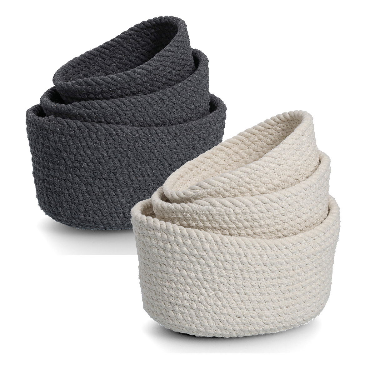 Zwei ineinander gestapelte Aufbewahrungskorb-Sets, eines in Dunkelgrau und eines in Cremeweiß, aus geflochtenem Material, seitliche Perspektive.
