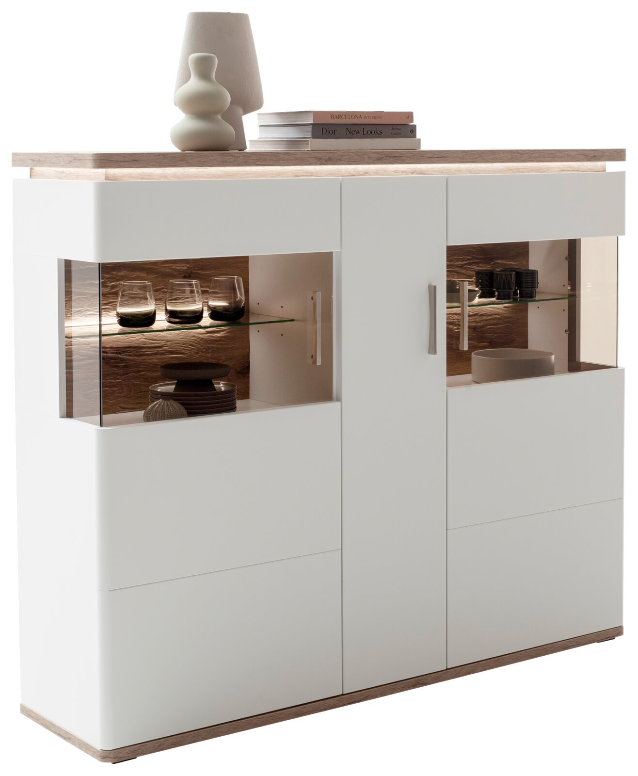 Moderne weiße Highboard-Vitrine mit Holzplatte, Glasvitrinenfächern und LED-Beleuchtung, schräg von vorne links fotografiert
