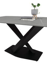 Moderner Esstisch mit grauer Tischplatte und schwarzem X-förmigem Gestell, seitliche Perspektive