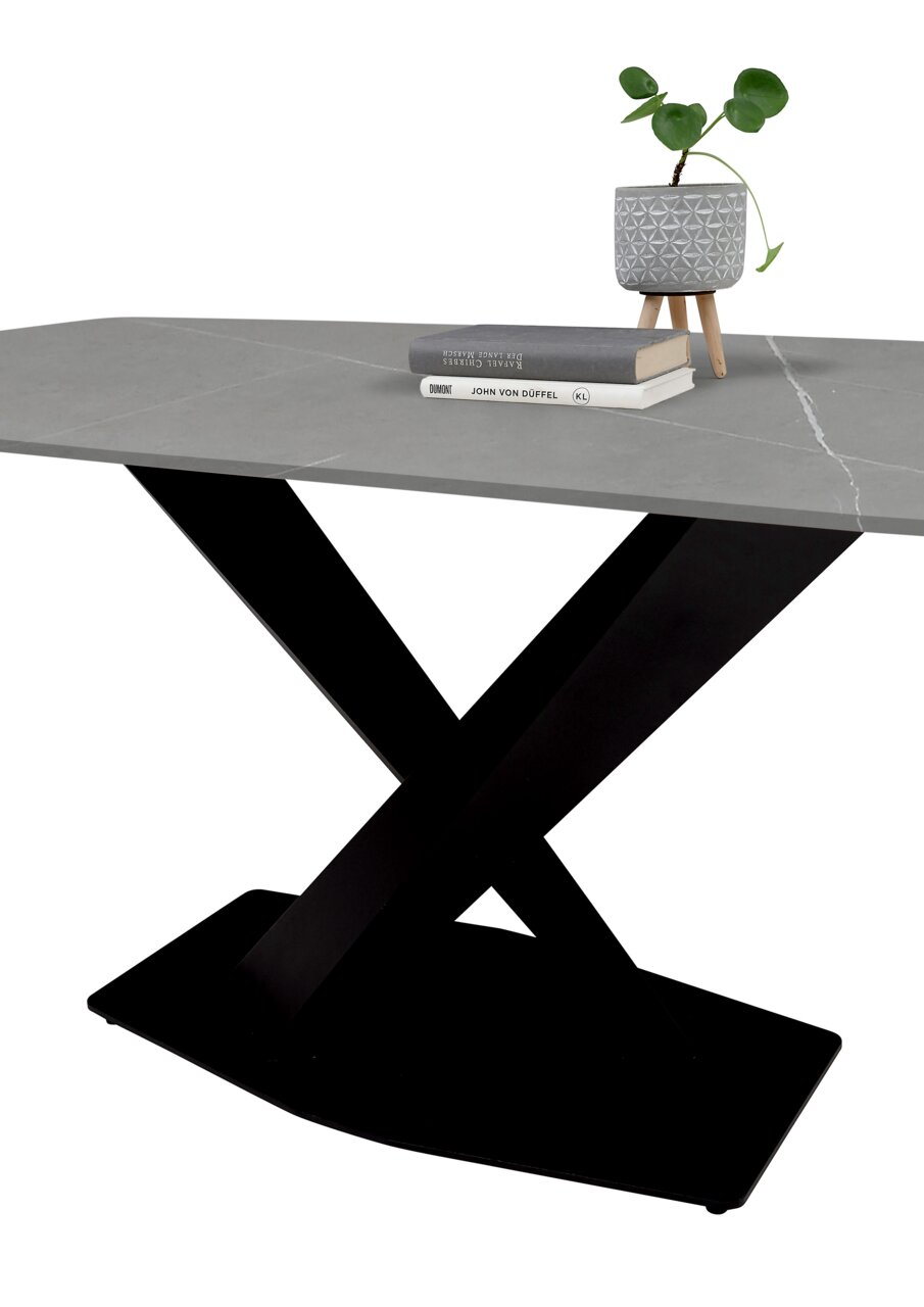 Moderner Esstisch mit grauer Tischplatte und schwarzem X-förmigem Gestell, seitliche Perspektive