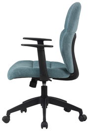 Bürodrehstuhl in Seitenansicht mit gepolstertem Sitz und Rückenlehne in Blaugrün, schwarzen Armlehnen und Rollen.