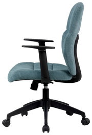 Bürodrehstuhl in Seitenansicht mit gepolstertem Sitz und Rückenlehne in Blaugrün, schwarzen Armlehnen und Rollen.