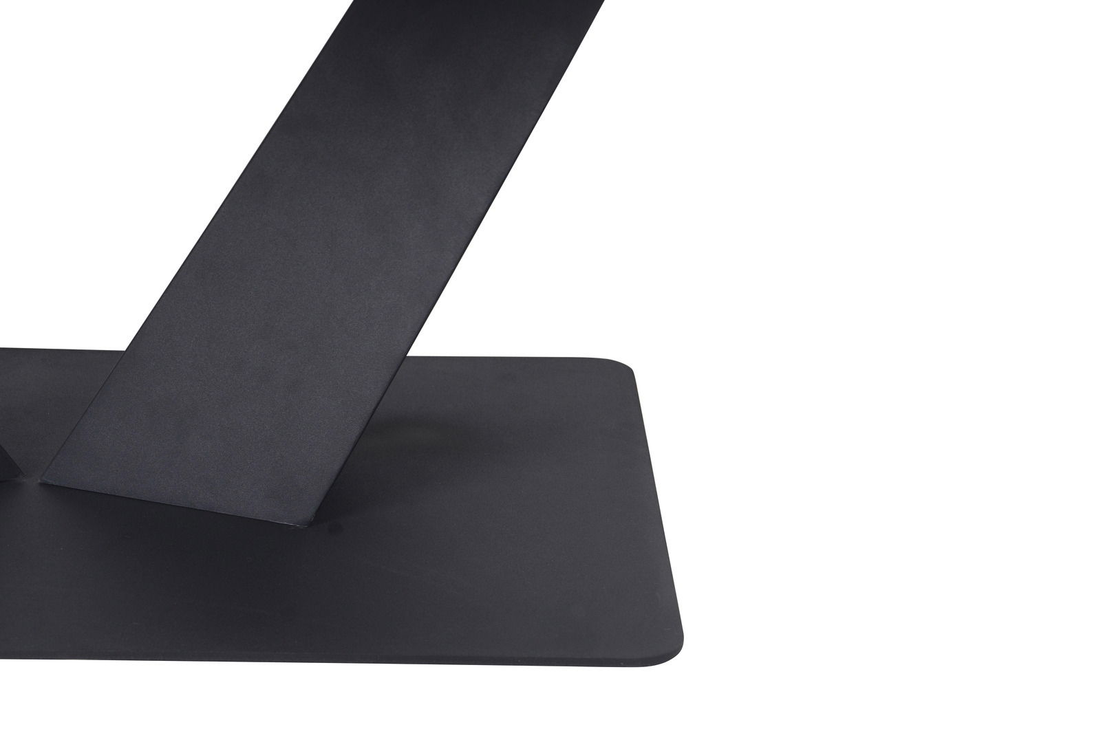 Nahaufnahme eines modernen Couchtischs mit schrägem, schwarzem Metallgestell.