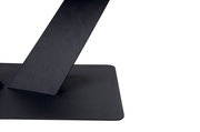 Nahaufnahme eines modernen Couchtischs mit schrägem, schwarzem Metallgestell.