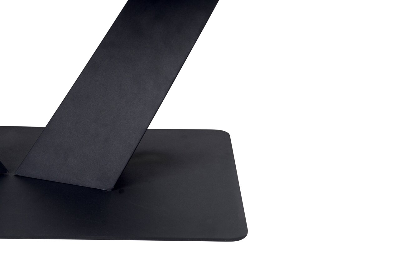 Nahaufnahme eines modernen Couchtischs mit schrägem, schwarzem Metallgestell.