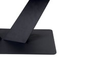 Nahaufnahme eines modernen Couchtischs mit schrägem, schwarzem Metallgestell.