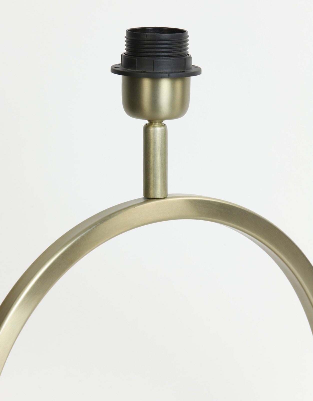 Nahaufnahme eines eleganten, gebogenen Lampenfußes aus Metall in Messingoptik, frontal betrachtet.