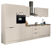 Moderne Küchenzeile in cremefarbenem Design mit eingebautem Backofen, Dunstabzugshaube und Spüle, seitliche Perspektive