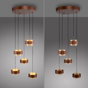 Moderne LED-hanglamp met meerdere ronde, bronskleurige lichtelementen, hangend aan het plafond. Zijaanzicht.