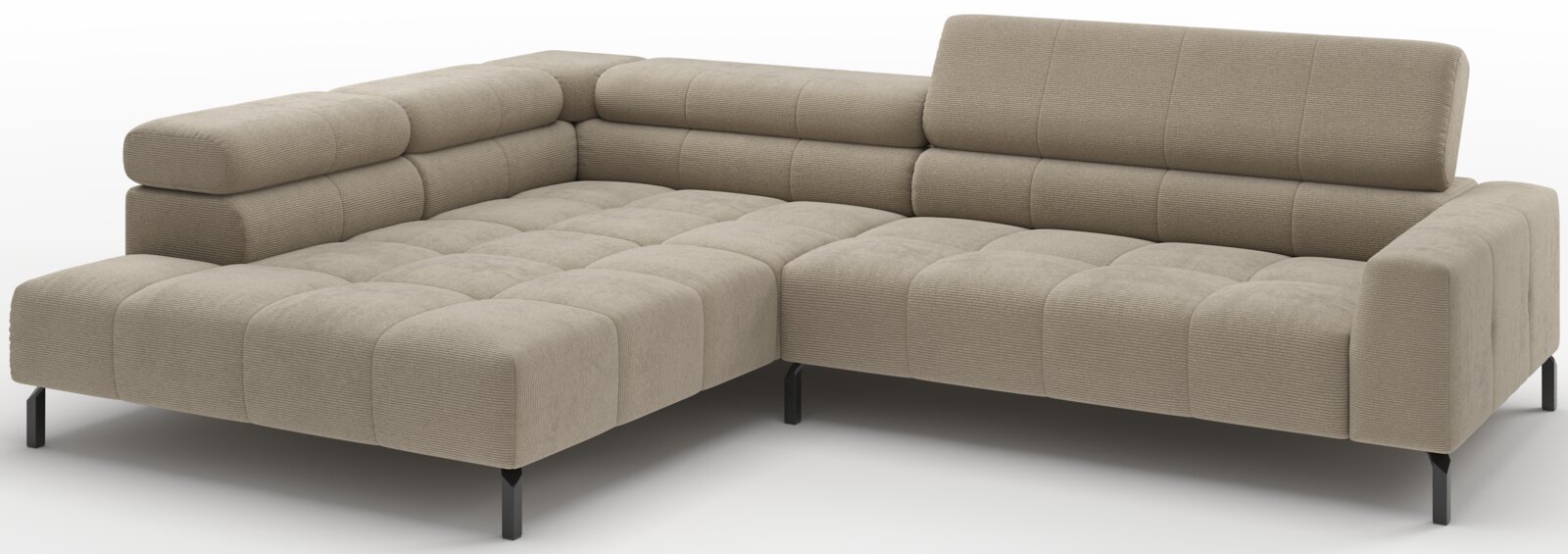 Beiges, gepolstertes L-förmiges Ecksofa mit breiter Chaiselongue links, gesteppten Sitzflächen und schwarzen Metallfüßen, in schräger Vorderansicht freigestellt auf weißem Hintergrund